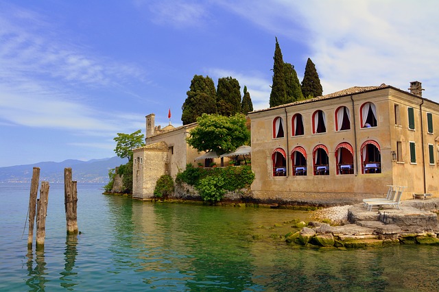 villa-2610835_640
